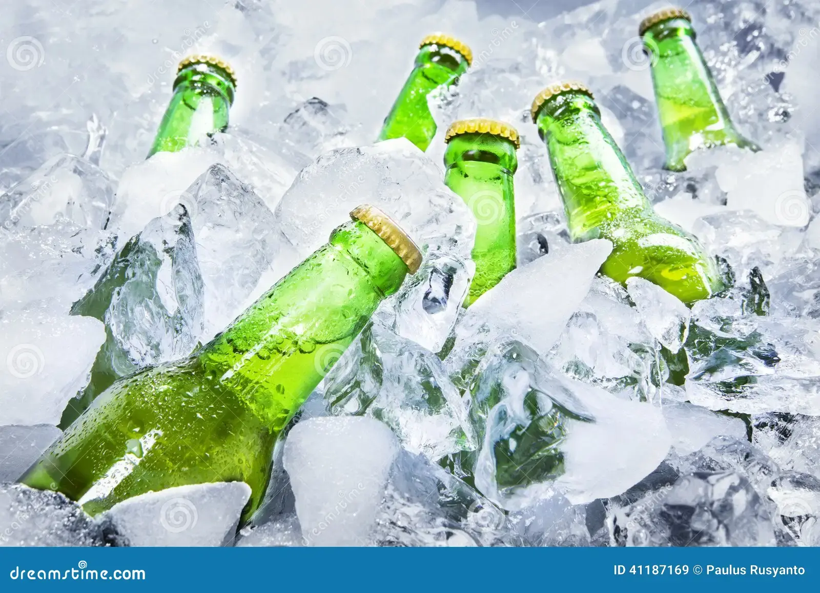 Bebidas resfriadas em balde de gelo